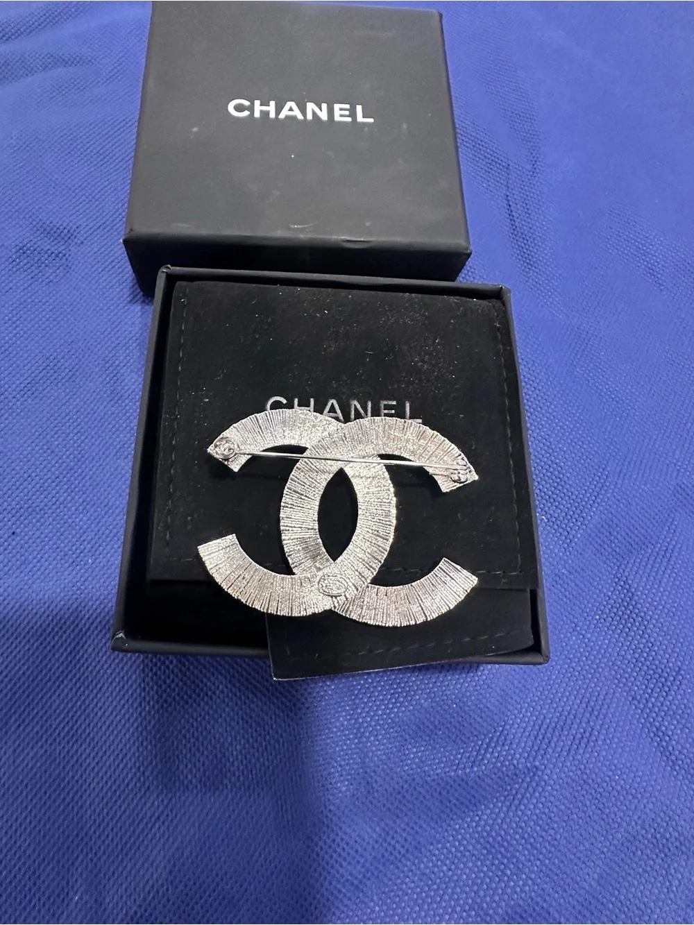 CHANEL Silver-Tone Textured Double CC Pin Brooch - Picture 3 of 3